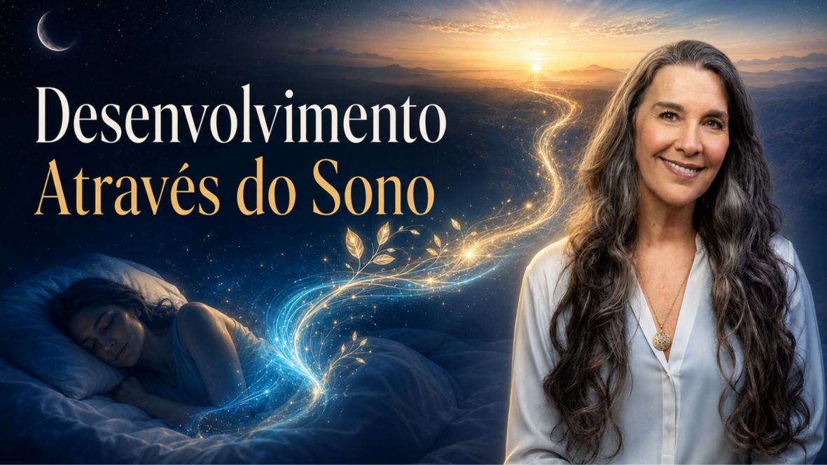 Lua crescente e nuvens sob céu noturno azul profundo